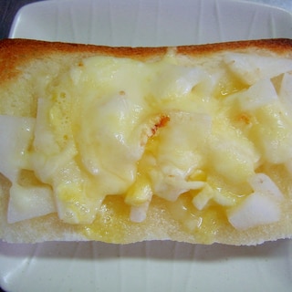 梨＆ラムネのメープルシロップかけチーズトースト